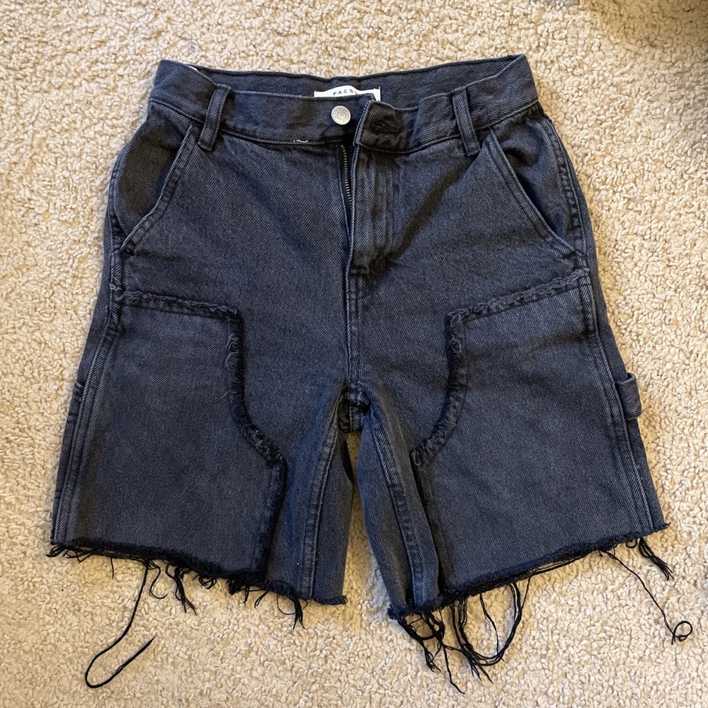 black cargo jorts